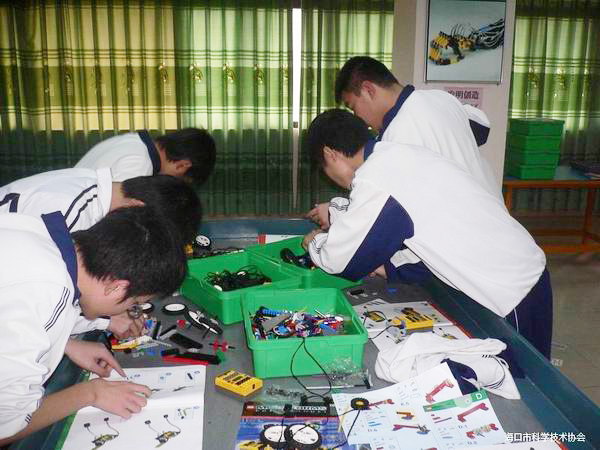<a href='http://www.bzker.cn/chanpin/60-1.html' target='1' style='font-size:18px; font-weight:bold; color:#000000;'>機器人功能室</a>